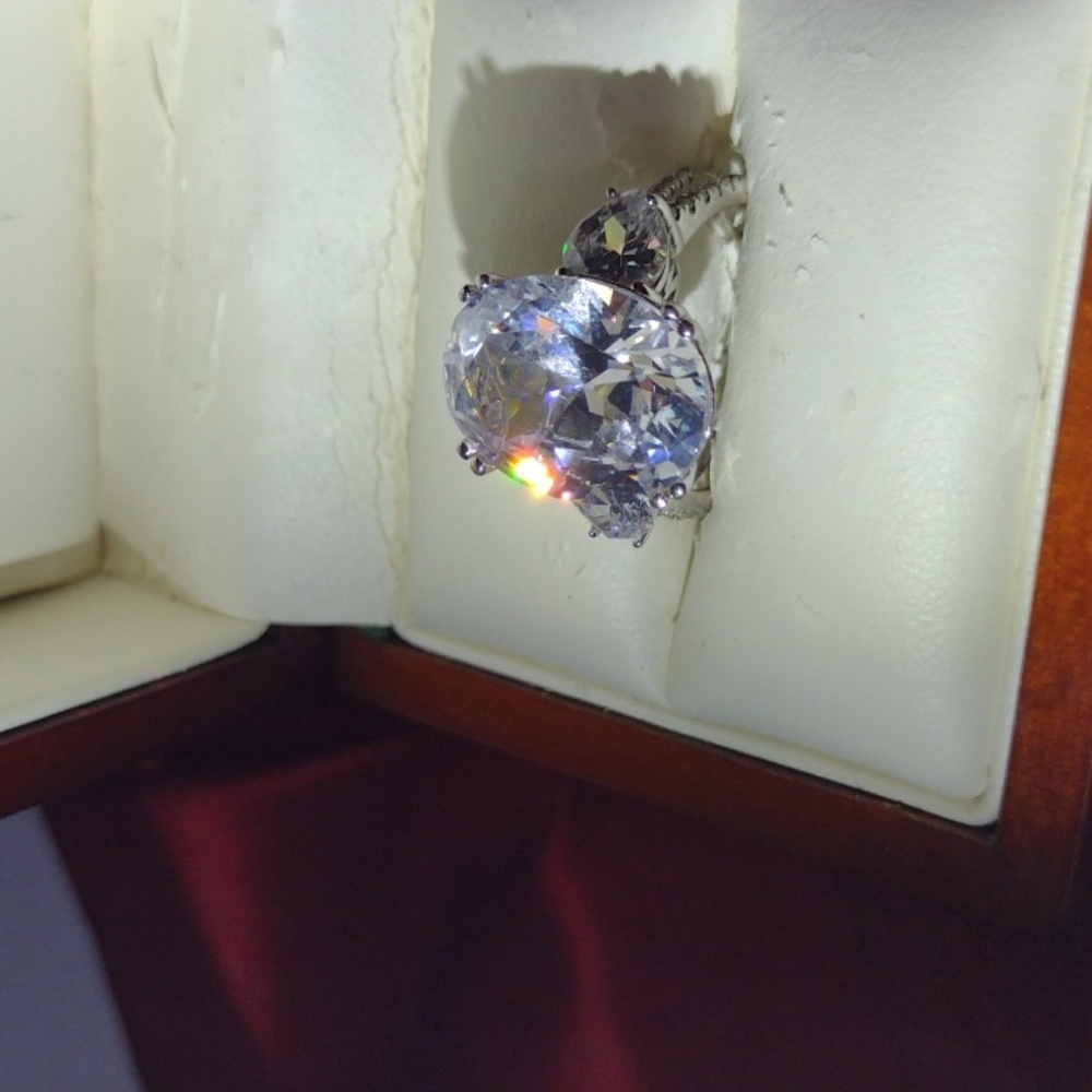 Leave Your Diamonds in the Vault Box and Dazzle th - Picture 2 of 14